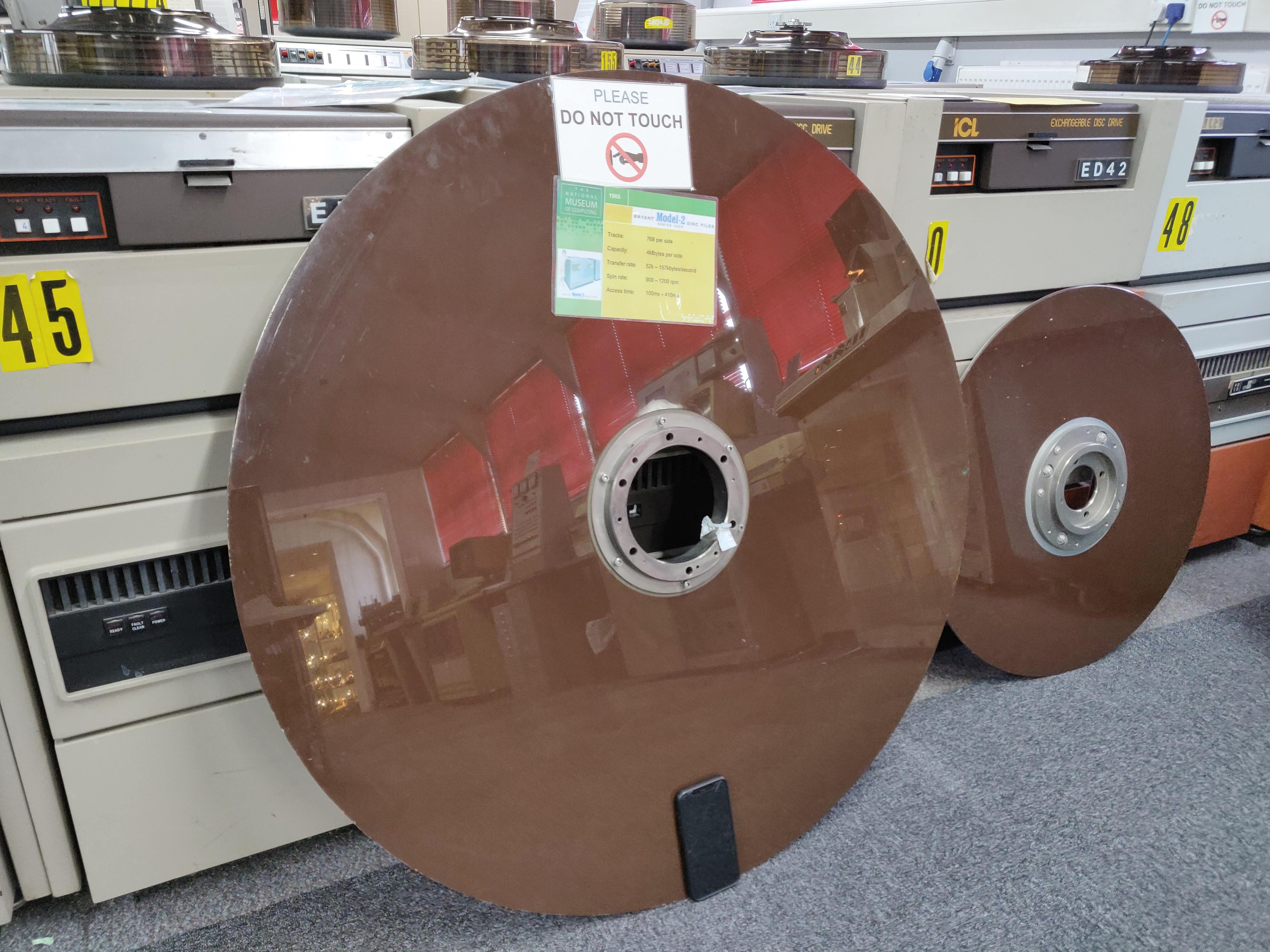 Giant 4MB drive platter on Reddit